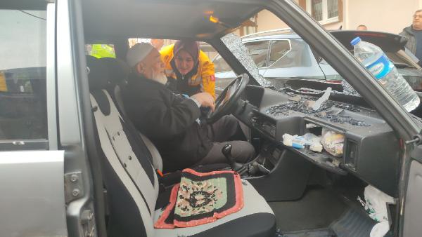 park halindeki otomobile carpan aractaki cift yaralandi 21c670a