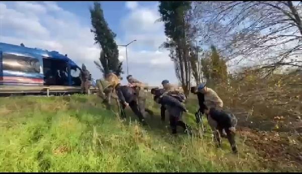 Sakarya'da 16 kaçak göçmen ile 3 organizatör yakalandı