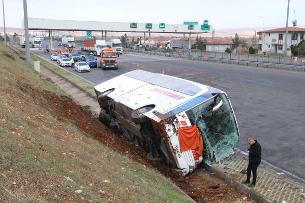 Ömer ŞULUL/ŞANLIURFA, (DHA) – ŞANLIURFA’da otoyol gişelerinde TIR’ın çarpmasıyla  devrilen
