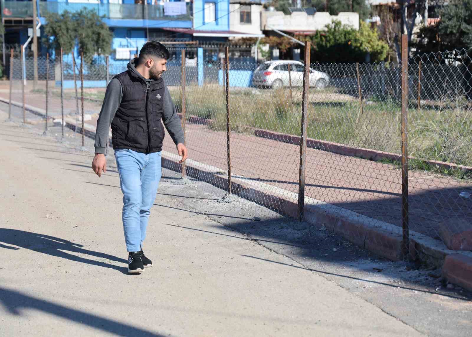 ’Tapulu arazim’ deyip kaldırımı telle çevirdi