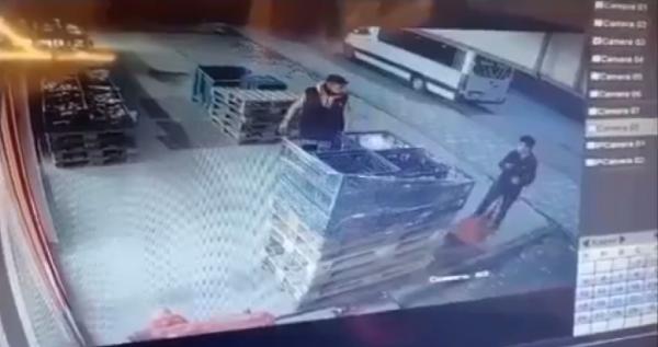 ANKARA, (DHA)- ANKARA’nın Etimesgut ilçesinde tartıştığı kişiyi satırla yaralayan çocuk yakalanıp, tutuklanırken, olay
