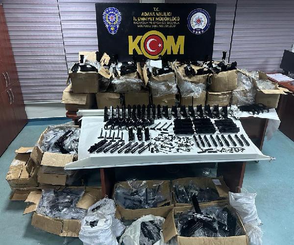 Can ÇELİK/ADANA, (DHA)- ADANA’da, polisin şüphe üzerine durdurduğu TIR’ın dorsesinde,
