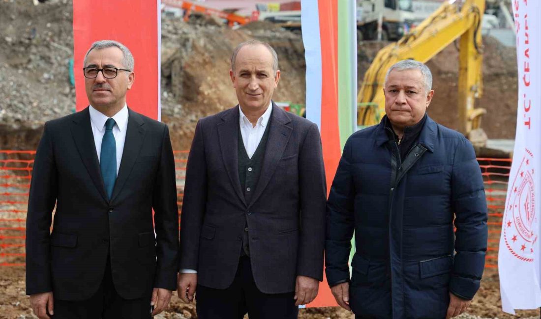 TOKİ BAŞKANI ÖMER BULUT VE BERABERİNDEKİ HEYET, KAHRAMANMARAŞ MERKEZLİ MEYDANA