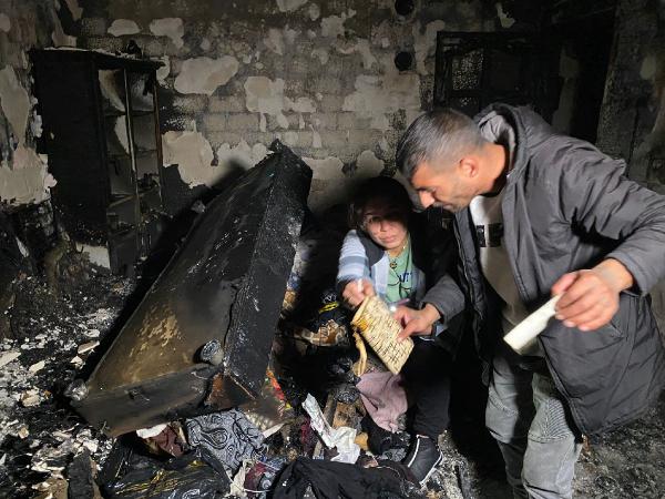 Yanan evlerinde, 3'ünü de SMA'dan kaybettikleri çocuklarının fotoğraflarını aradılar