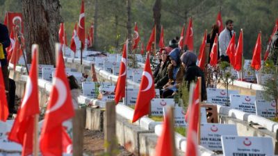 Ömer KOÇ/KAHRAMANMARAŞ, (DHA)-KAHRAMANMARAŞ’taki Kapıçam Şehir Mezarlığı’na gelenler, yılın son günü