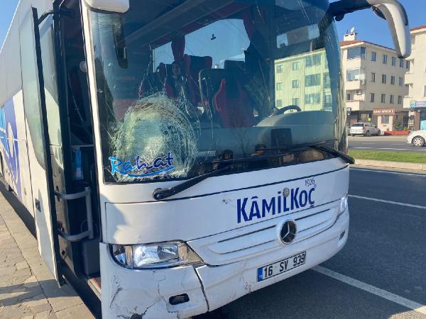 Tezcan SOLMAZ/DÜZCE, (DHA)- DÜZCE’de, sürücüsünün kırmızı ışık ihlali yaptığı yolcu otobüsünün