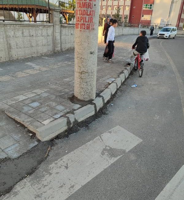 Gıyasettin TETİK- Selim KAYA/DİYARBAKIR, (DHA)- DİYARBAKIR’da, yolun genişletilmesi sırasında kaldırımın