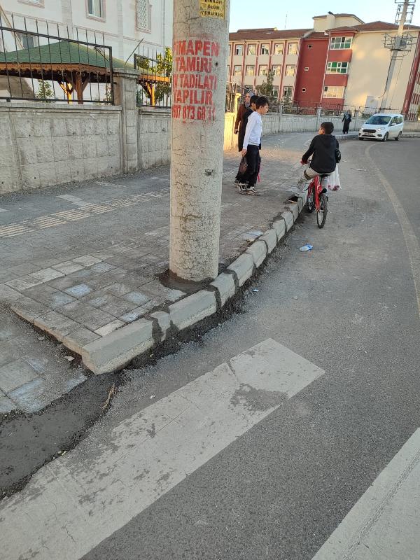 Yolda kalan elektrik direğine çözüm olarak kaldırım genişletildi