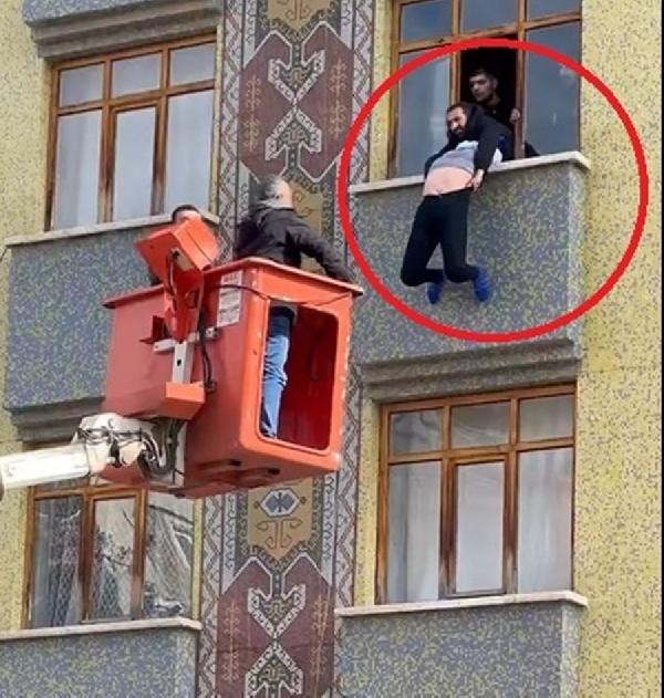 2nci kattan atlamak isteyen kadini son anda yakalayip kurtardilar 9ffa546