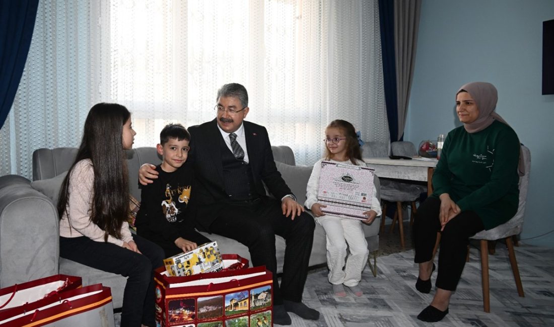 Osmaniye Valisi Dr. Erdinç Yılmaz, vatandaşlarımızı evlerinde ziyaret etti. Ziyarette