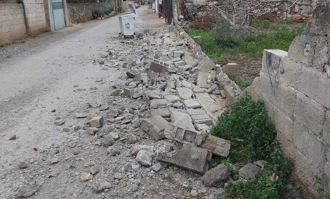 Düziçi’nde gece saatlerinde başlayan şiddetli fırtına etkisini sürdürüyor. İrfanlı mahallesi