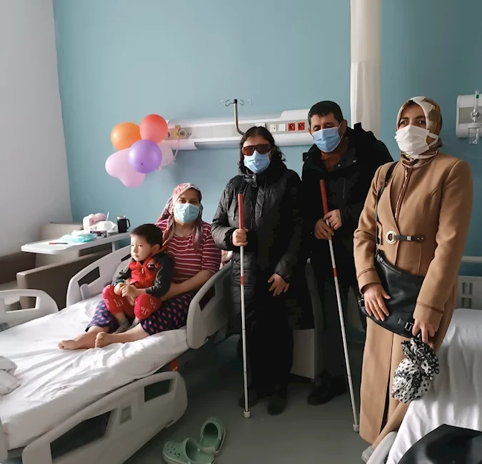 Osmaniye Devlet Hastanesi‘nde ilik kanseri teşhisiyle yatmakta olan ortopedik engelli Fatma