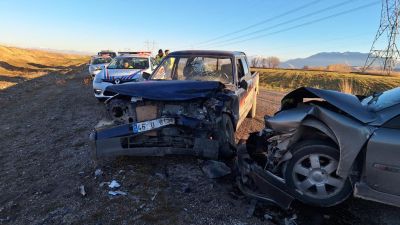 Kahramanmaraş’ın Afşin ilçesinde otomobil ile pikapın kafa kafaya çarpışması sonucu