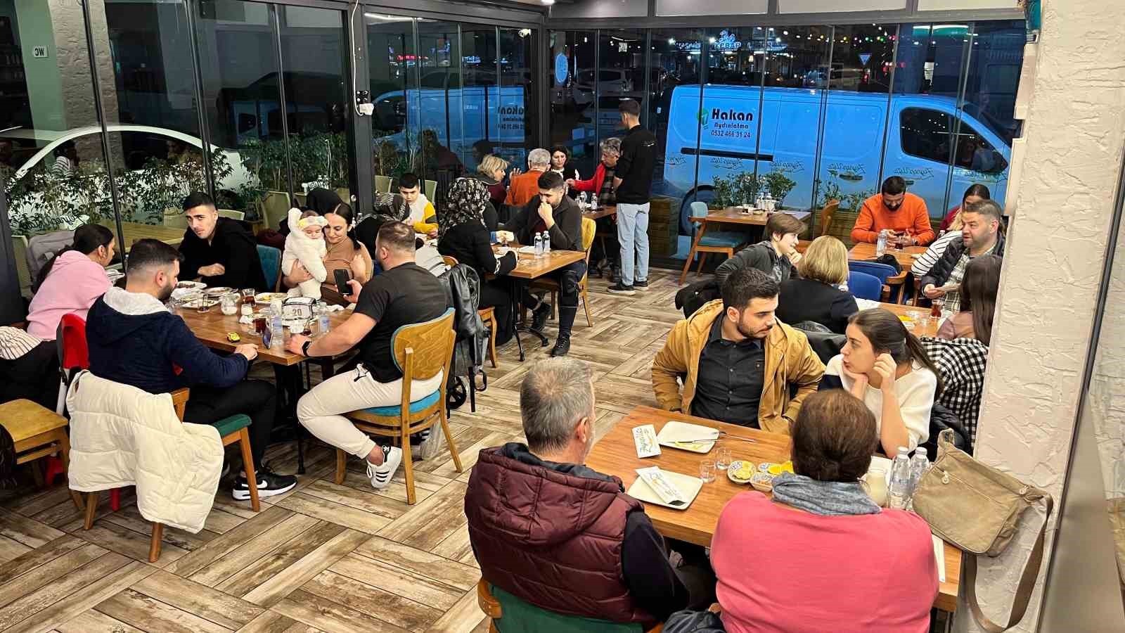 adanali tatlici her aksam dolup tasiyor 649a313