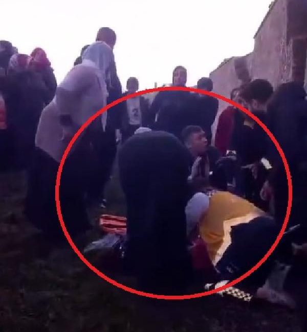 Seyfettin EKEN- Selim KAYA/DİYARBAKIR, (DHA)- DİYARBAKIR’da, ailesiyle surlara çıkarken dengesini