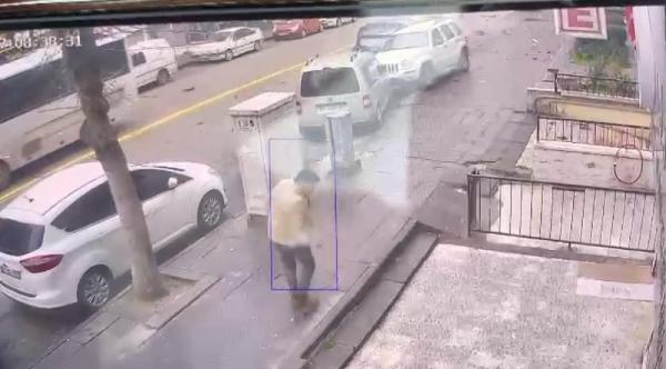 Umutcan ÖREN/ANKARA, (DHA)-ANKARA’nın Yenimahalle ilçesinde cip, park halindeki 4 araca