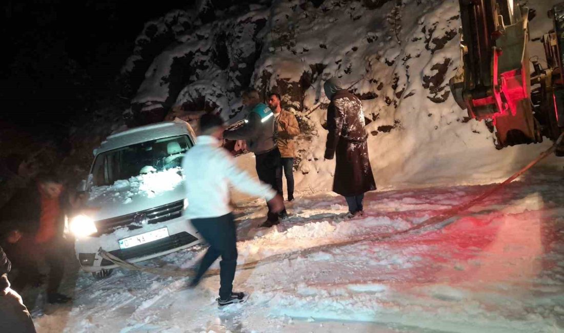 ALANYA’NIN GÖKBEL YAYLASI’NDA YOĞUN KAR NEDENİYLE ARAÇLARIYLA YOLDA KALAN VATANDAŞLAR