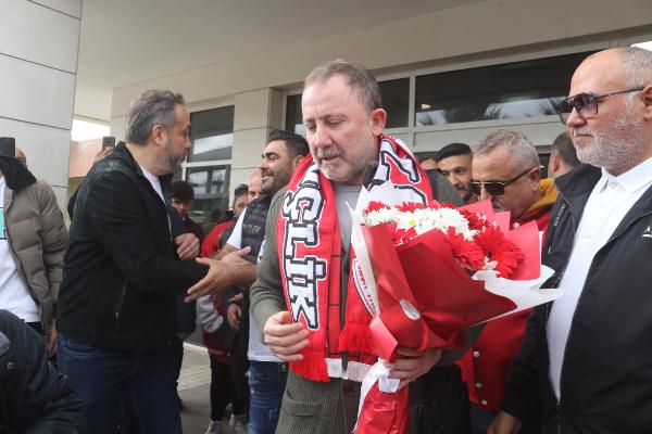 Adem AKALAN / ANTALYA, (DHA)- Antalyaspor’da Nuri Şahin’den boşalan teknik
