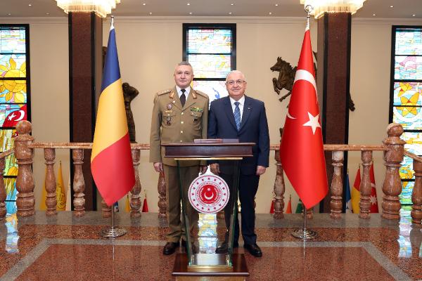 ANKARA, (DHA)- MİLLİ Savunma Bakanı Yaşar Güler, Ankara’da, Romanya Genelkurmay