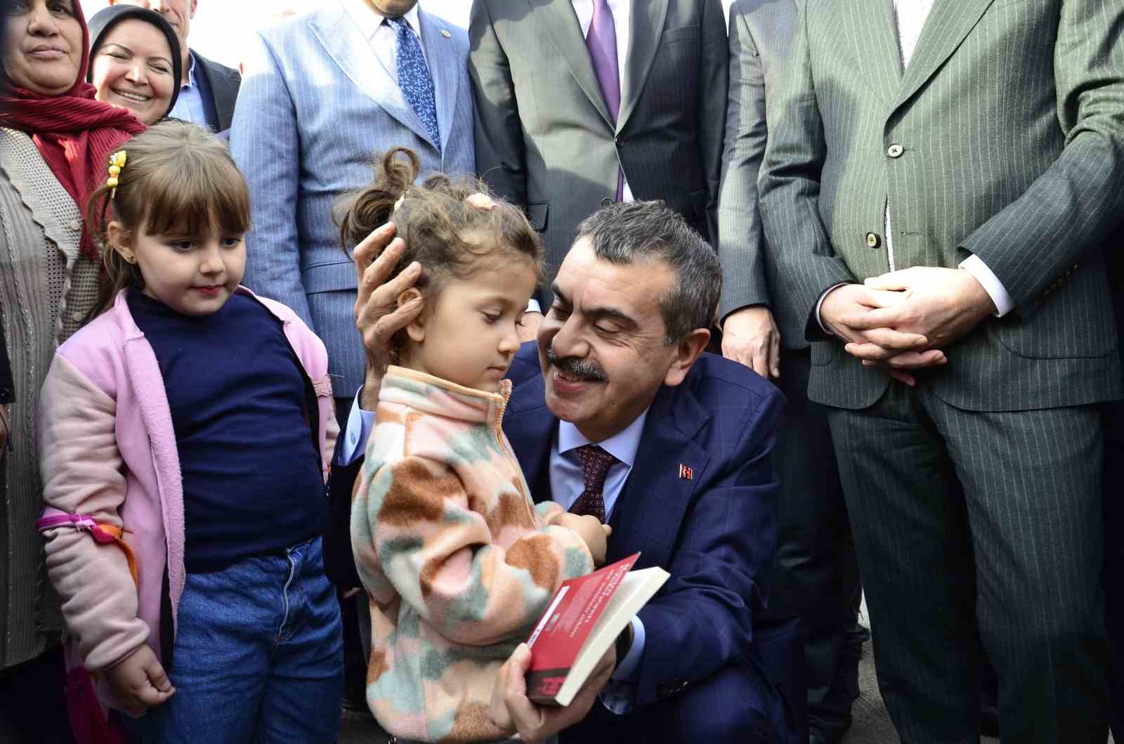Bakan Tekin: "Tatilde çocuklarımızın yanında dijital bağımlılıklarımızdan vazgeçelim, onlarla vakit geçirelim"