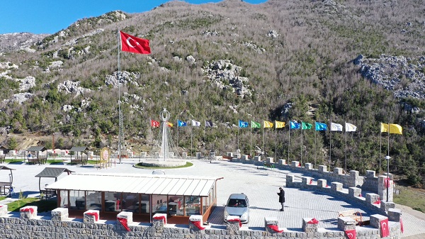 On Altı Büyük Devletin Bayrakları Şehitler Anıtı ve Seyir Terasında Dalgalanıyor