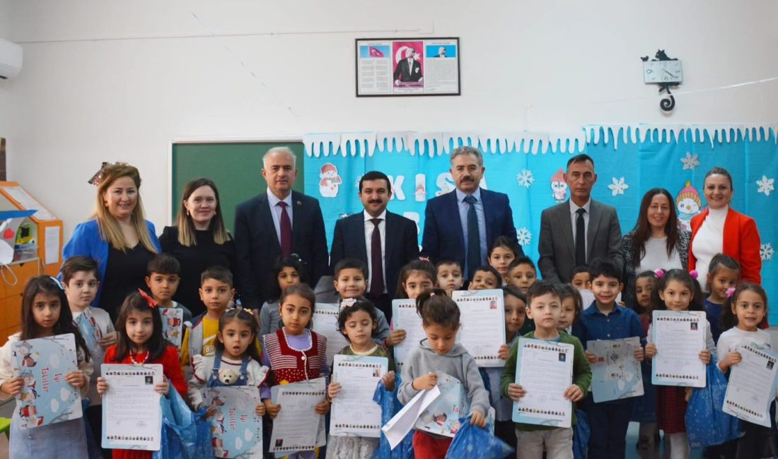 HATAY’IN BELEN KAYMAKAMI MAHMUT SAMİ YILMAZ, ÖĞRENCİLERE KARNE DAĞITARAK HEYECANLARINA