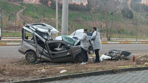 Bayram AYHAN/BATMAN, (DHA)- BATMAN’da beton elektrik direğine çarpan hafif ticari
