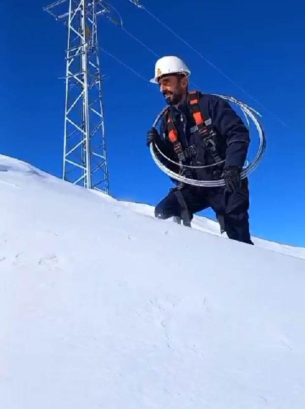 Bitlis'te ekipler, karlı yolları aşıp elektrik arızasını giderdi