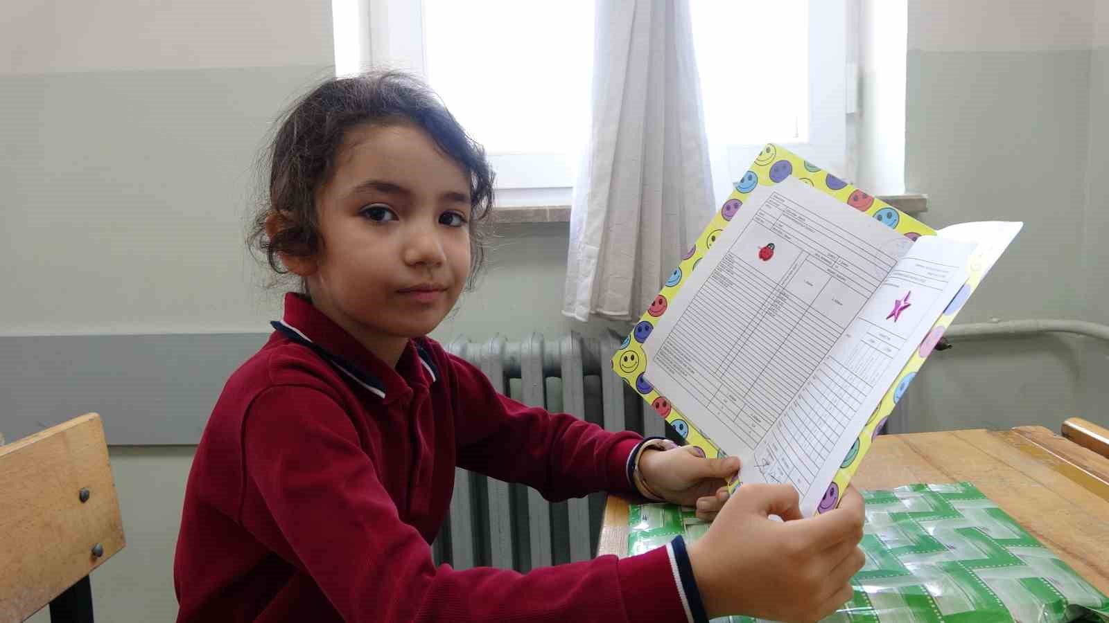 Burdur’da 43 bin 41 öğrenci karne sevinci yaşadı