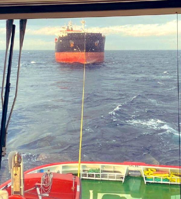 Çanakkale Boğazı'nda makine arızası yapan ve sürüklenen tanker kurtarıldı