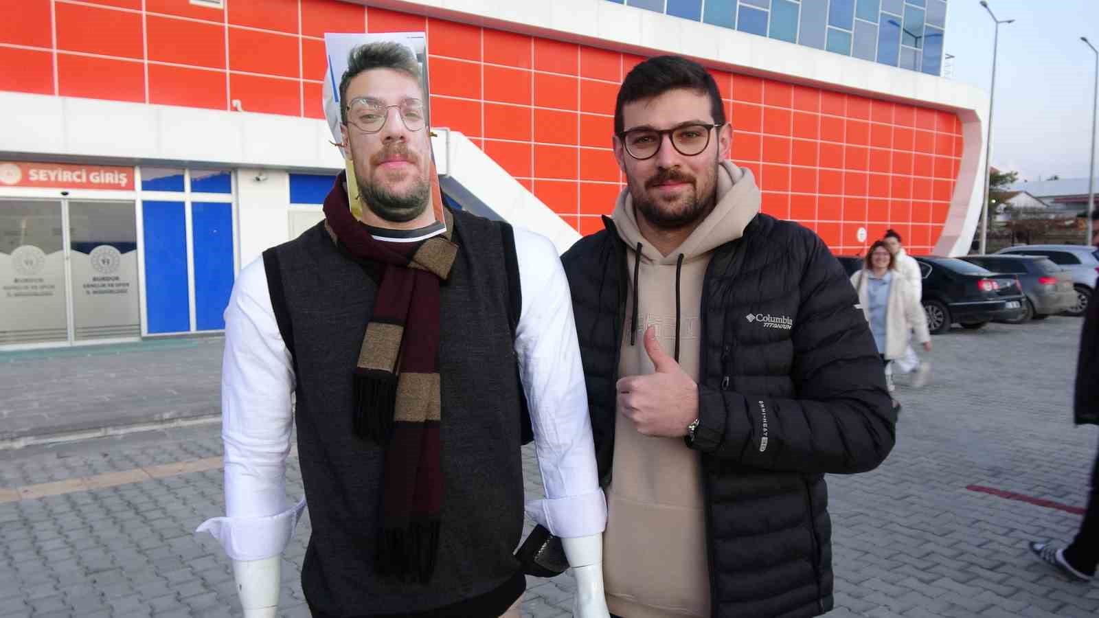 cezasi sebebiyle maca giremeyen antrenorden oyuncularina cansiz mankenli motivasyon bff013a