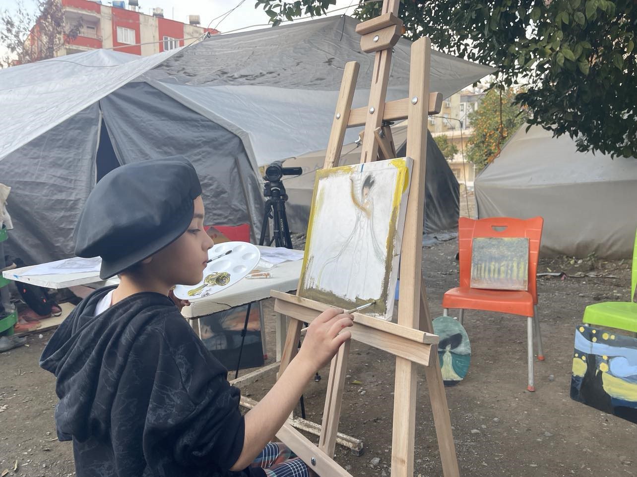 deprem evini yiksa da hayallerini yikamadi 10 yasindaki ressam eserlerini cadirda ciziyor e3a1649