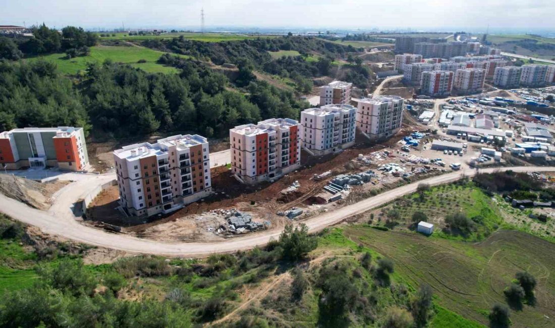 ADANA’DA DEPREMZEDELER İÇİN YAPIMINA DEVAM EDEN TOKİ KONUTLARININ SONUNA GELİNİRKEN
