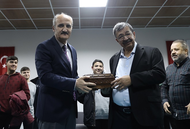 Dulkadiroğlu Belediyesi’nin düzenlediği panelde konuşan ünlü Yazar Hayati İnanç, programa