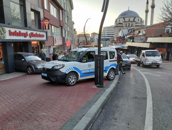 El freni çekilmeyen otomobil çikolata dükkanına girdi; o anlar kamerada Mutlu YUCA/ BOLU, (DHA)- BOLU’da, sürücüsünün rampaya park ettiği el freni çekilmeyen