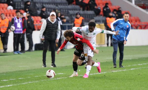 İLGİNİZİ ÇEKEBİLİR: Futbolun Babaları turnuvası Bakan Bak’ın katıldığı final maçıyla