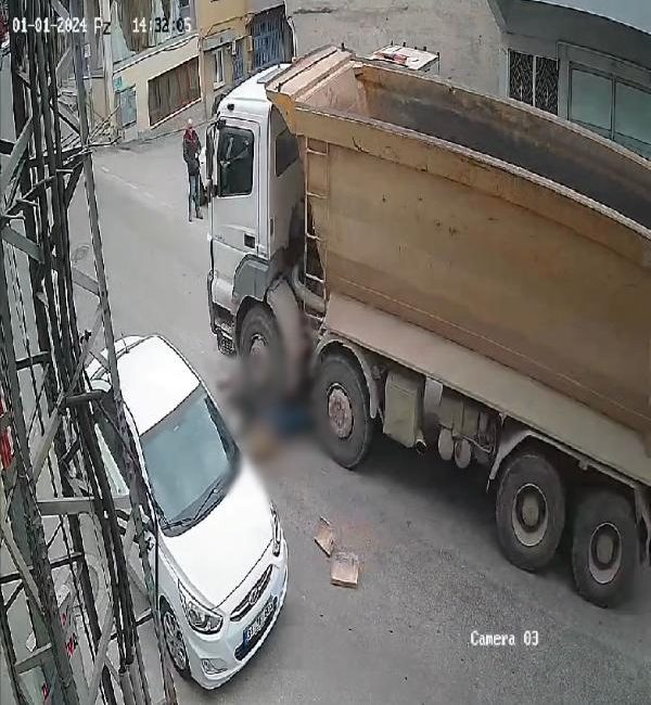 Yiğithan HÜYÜK/BURSA, (DHA)- BURSA’da yolun karşısına geçmeye çalışırken hafriyat kamyonunun