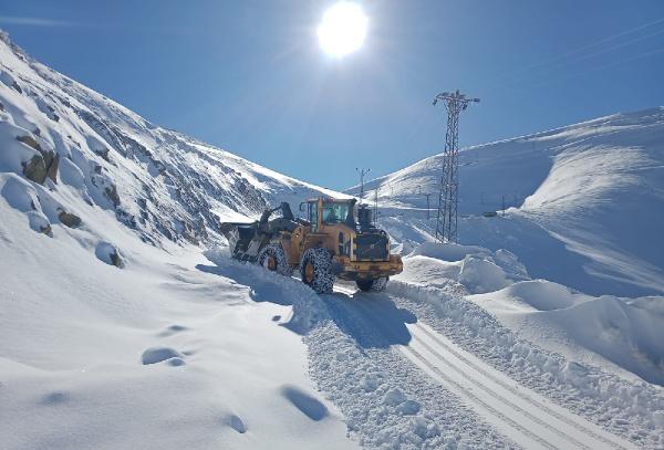 Hakkari'de kardan kapanan yollar ulaşıma açıldı