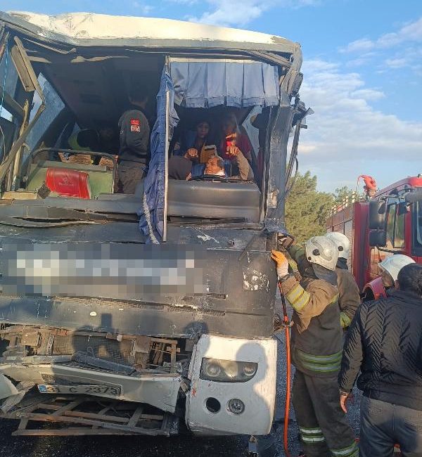 Ufuk AKTUĞ/İSKENDERUN(Hatay), (DHA)-HATAY’ın İskenderun ilçesinde işçi servisi 2 otobüsün çarpıştığı