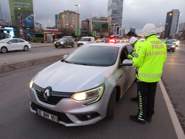 İstanbul'da çakar ve emniyet şeridi denetimi; içinde hasta olmayan hasta nakil ambulansına ceza 