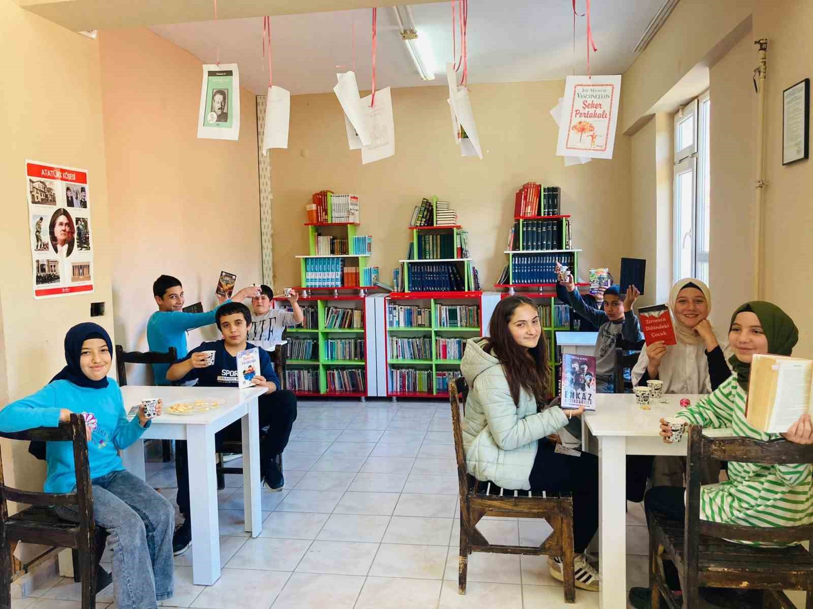 Kahve eşliğinde kitap okuma alışkanlığı kazanıyorlar Kahve eşliğinde kitap okuma alışkanlığı kazanıyorlar