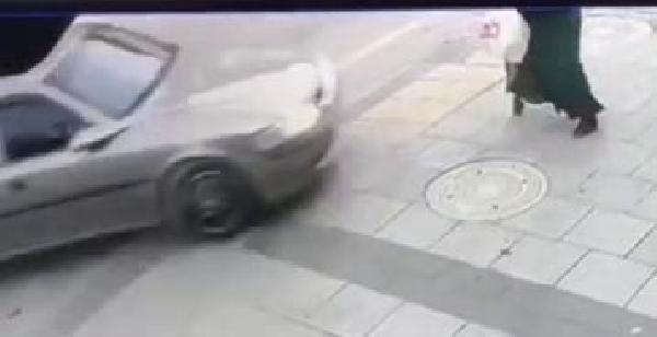Kaldırımda beklerken alkollü sürücünün kullandığı otomobilin çarptığı yaya öldü