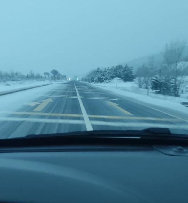 Murat ÖZELCİ/KARABÜK(DHA)-KARABÜK’te kar yağışı aralıklarla etkili oldu. Ekipler, D-100 kara