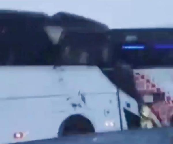 Volkan KARABAĞ/KARS, (DHA)- KARS’ta, kar yağışı nedeniyle kayganlaşan yolda 1