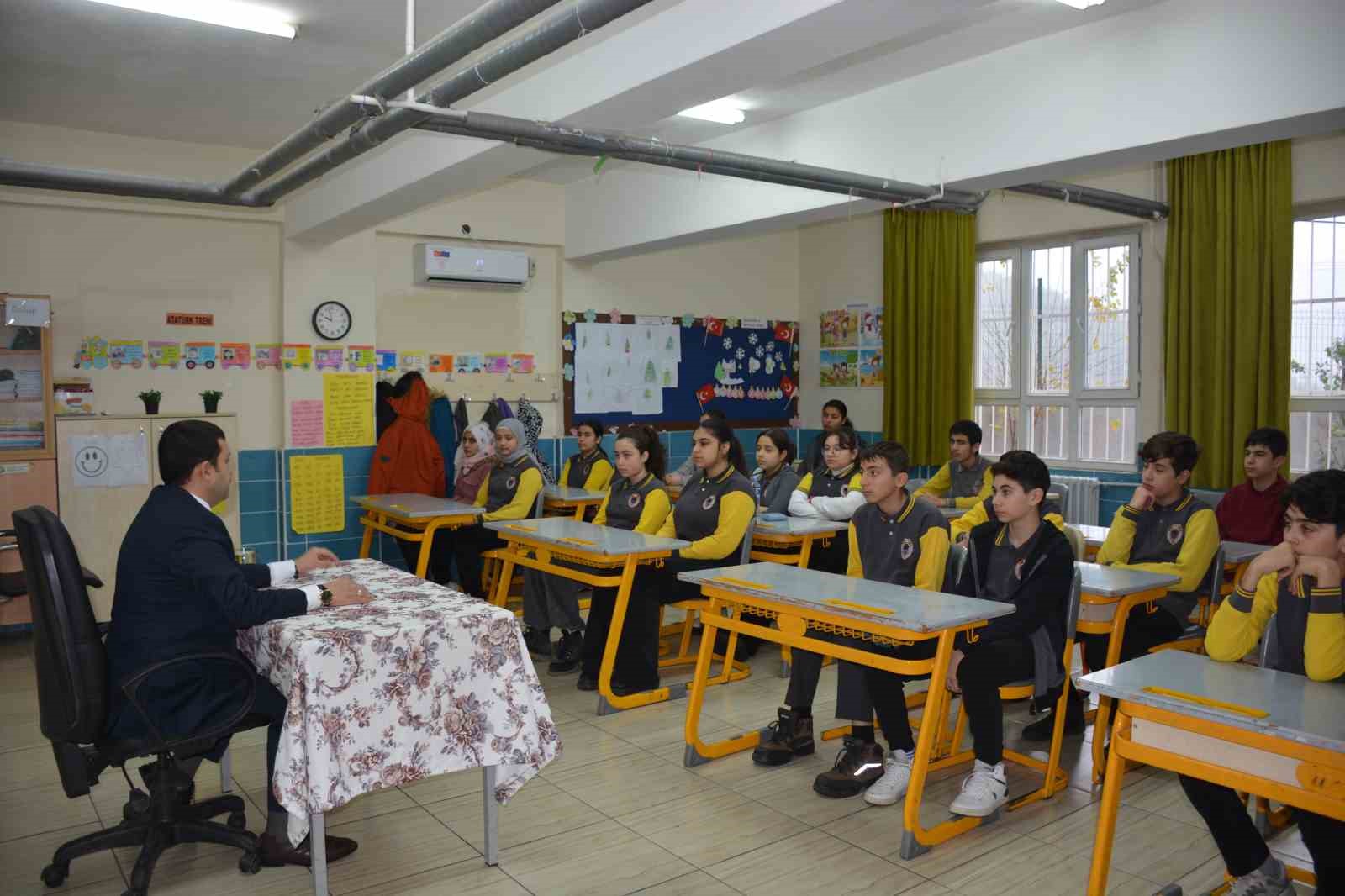 Kaymakam Yılmaz’dan sınava girecek öğrencilere motivasyon Kaymakam Yılmaz’dan sınava girecek öğrencilere motivasyon