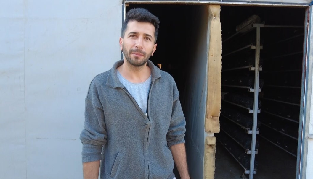 ISPARTALI GENÇ GİRİŞİMCİ  KÖYÜNE KURDUĞU 600 METREKARELİK SERADA TEK