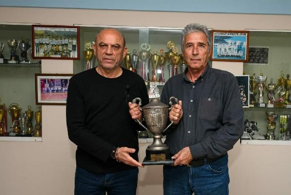 KUŞADASI, (DHA)- Kuşadası Gençlik Spor Kulübü’nde top oynamış efsane futbolcular yıllar