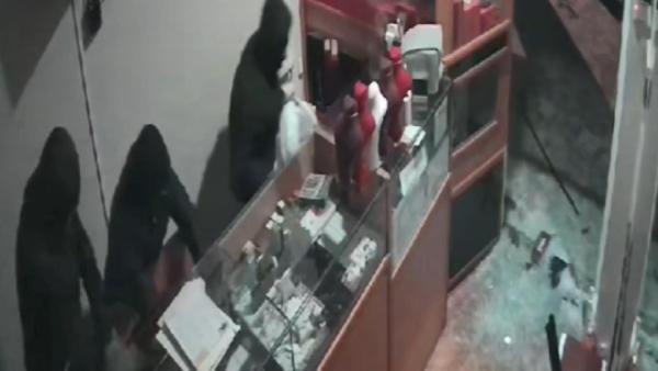 Mehmet İNAN/BURSA, (DHA)- BURSA’da saat 04.30 sıralarında kuyumcu dükkanına levye kullanarak