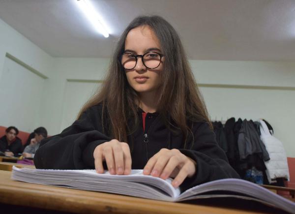 Nevra UÇKAÇ/İZMİR, (DHA)- İZMİR’de lise öğrencileri, doğuştan yüzde 90 görme