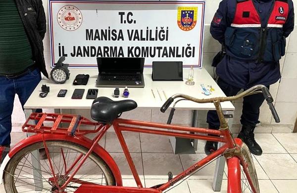 Manisa'da, 2 evden hırsızlık yapan cezaevi firarisi yakalandı Manisa'da, 2 evden hırsızlık yapan cezaevi firarisi yakalandı
